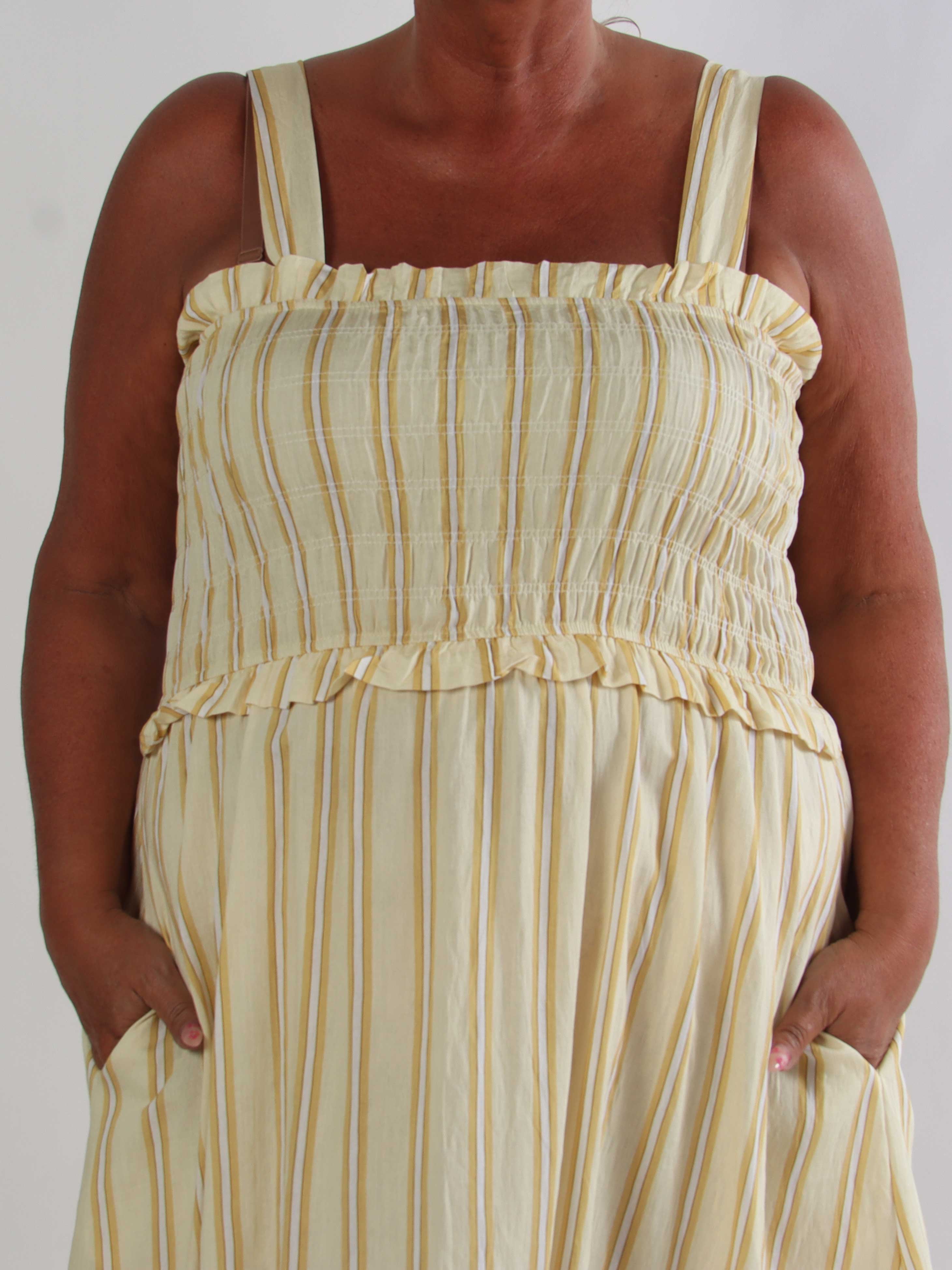 Marisol Stripe - Randig plus size sommarklänning i viskos med smock över bröstet